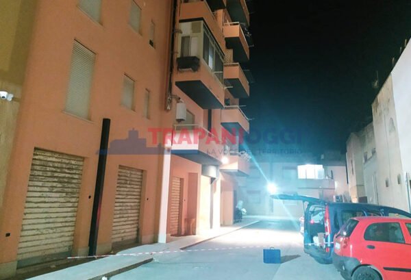 Bambino precipita dal balcone di casa
