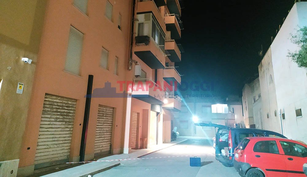 Bambino precipita dal balcone di casa