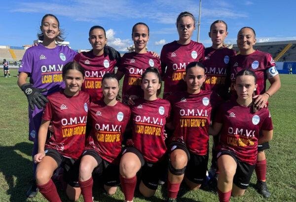 Squadra femminile Virtus Marsala in posa prima della partita di calcio