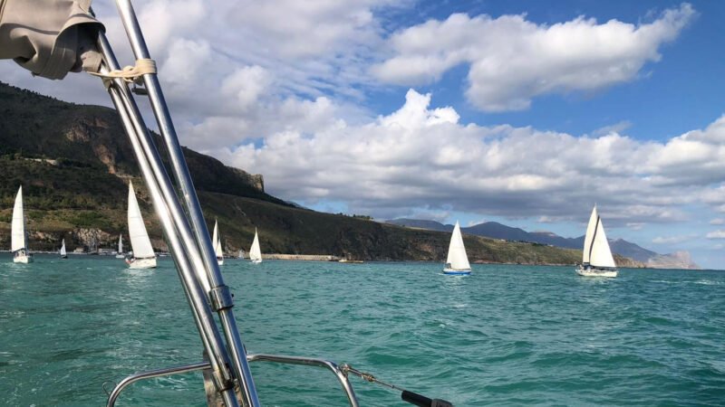 Barche a vela in regata lungo la costa di Trapani