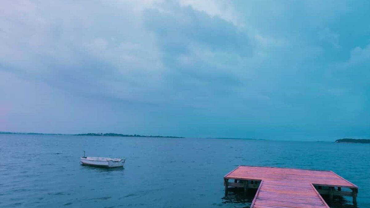 Giornata uggiosa allo Stagnone di Marsala con una barca ferma sull’acqua – Foto di Giuseppe Piccolo