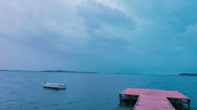 Giornata uggiosa allo Stagnone di Marsala con una barca ferma sull’acqua – Foto di Giuseppe Piccolo