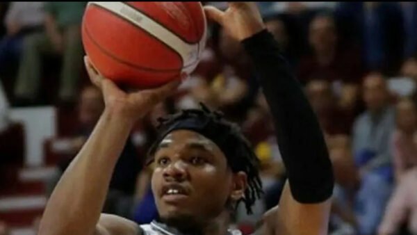 JD Notae in azione durante Trapani Shark–Cremona al PalaShark. La guardia statunitense firma la tripla decisiva che regala ai granata la sesta vittoria stagionale in Serie A.