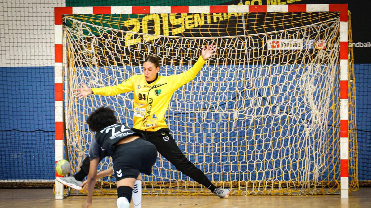 La portiera dell’Handball Erice, Kapitanovic, para un tiro durante la gara di EFH European Cup contro le lussemburghesi della Kaerjeng al PalaCardella di Erice.