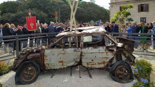 Oggi a Trapani si sono svegliati tutti artisti, scultori, urbanisti, RUP