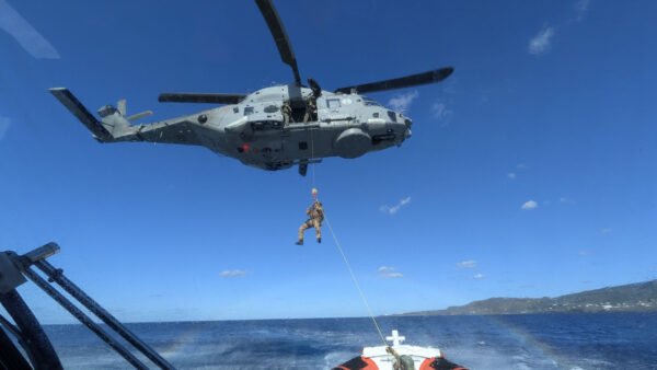 Esercitazione tra elicottero e motovedetta al largo di Pantelleria [Video]