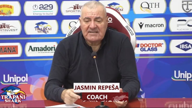 Jasmin Repesa durante la conferenza stampa post partita Trapani Shark–Cremona al PalaShark