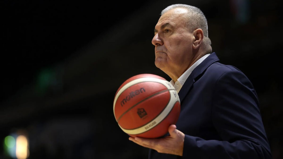 Jasmin Repesa, allenatore della Trapani Shark, con pallone da basket in mano