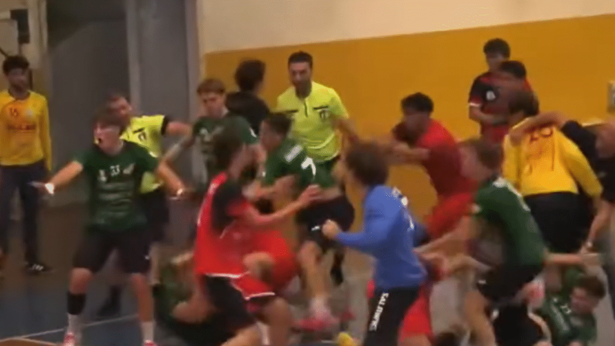 la rissa alla partita di pallamano a petrosino