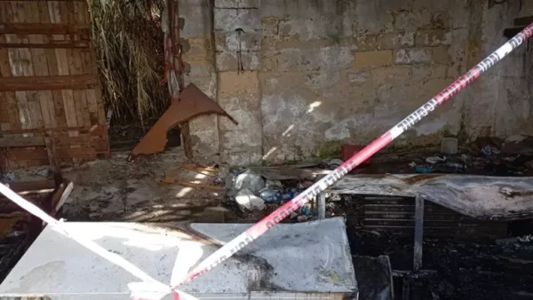 Marsala, a fuoco magazzino industriale abbandonato