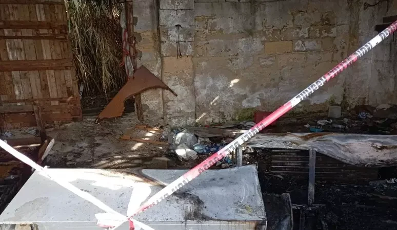 Marsala, a fuoco magazzino industriale abbandonato