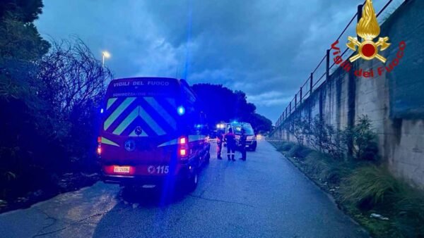 Maltempo a Palermo, intrappolati nella loro auto soccorsi dai sommozzatori dei vigili del fuoco