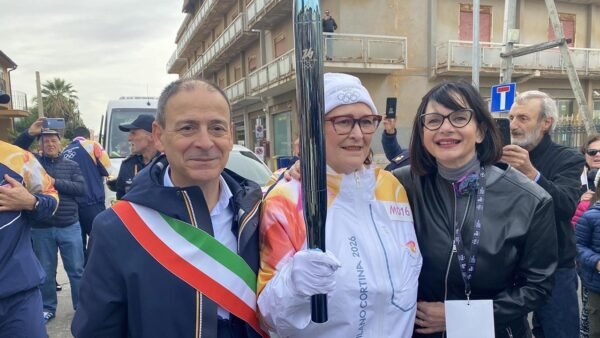 Il sindaco Quinci e l'assessore Abbagnato con la prima tedofora Valeria Guida