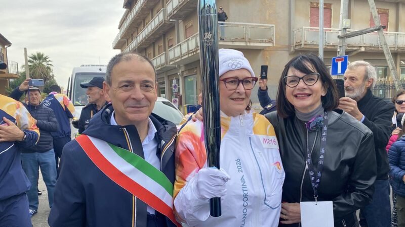 Il sindaco Quinci e l'assessore Abbagnato con la prima tedofora Valeria Guida