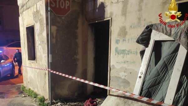 casolare a fuoco a siracusa