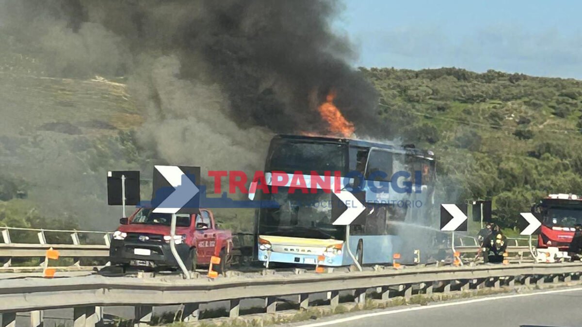 bus a fuoco con logo