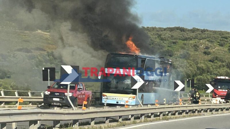 bus a fuoco con logo