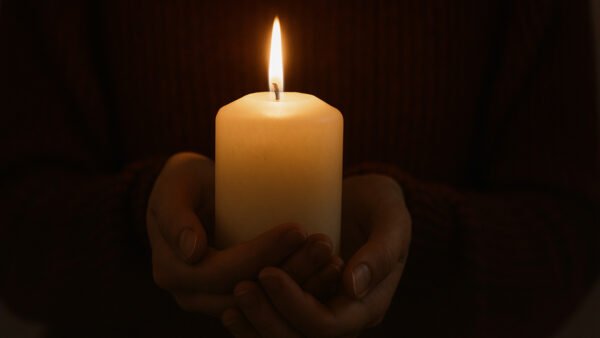 Calendario dell’Avvento, giorno 1: nel mondo si accende la luce che apre il cammino verso il Natale