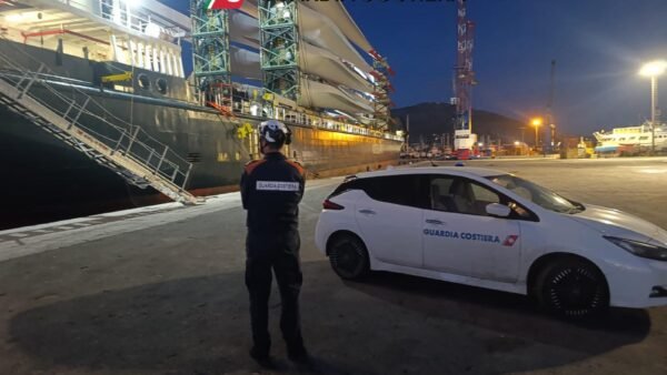 nave fermata guardia costiera