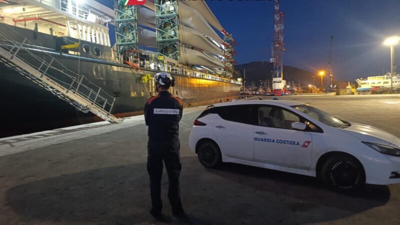nave fermata guardia costiera