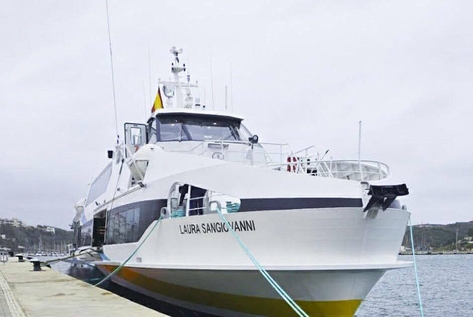 HSC Laura Sangiovanni di Liberty Lines tra Milazzo e le Isole Eolie durante la prima corsa ufficiale