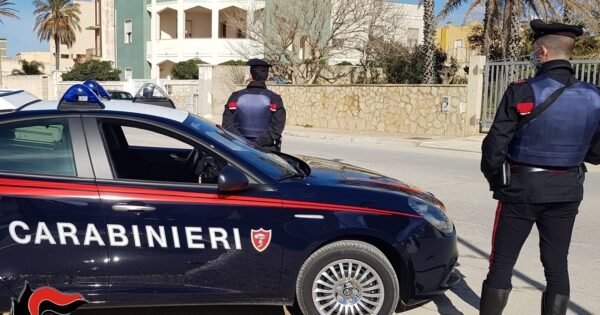 Intervento dei Carabinieri a Mazara del Vallo per furto in chiesa con recupero della borsa rubata.