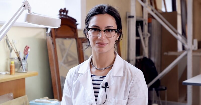 Giulia Galia restauratrice Trapani durante un intervento di restauro